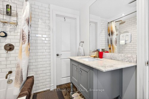 710 Rennie Street, Hamilton, ON - Indoor Photo Showing Bathroom