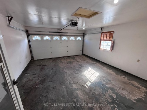 15 Strada Boulevard, St. Catharines, ON - Indoor Photo Showing Garage