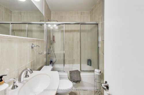 68 Harold Court, Hamilton, ON - Indoor Photo Showing Bathroom