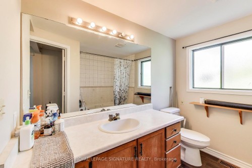 68 Harold Court, Hamilton, ON - Indoor Photo Showing Bathroom