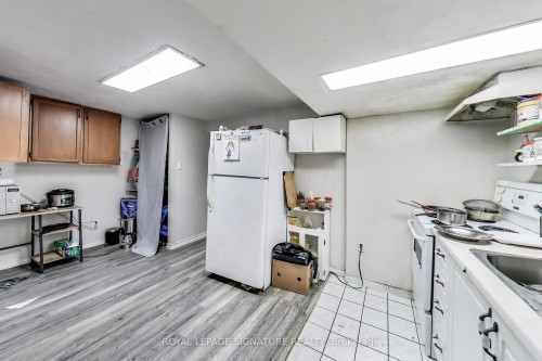 68 Harold Court, Hamilton, ON - Indoor Photo Showing Kitchen