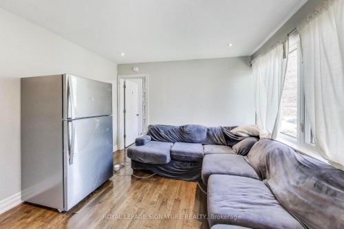 68 Harold Court, Hamilton, ON - Indoor Photo Showing Living Room