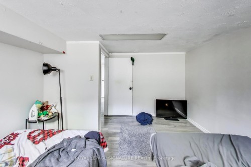 68 Harold Court, Hamilton, ON - Indoor Photo Showing Bedroom