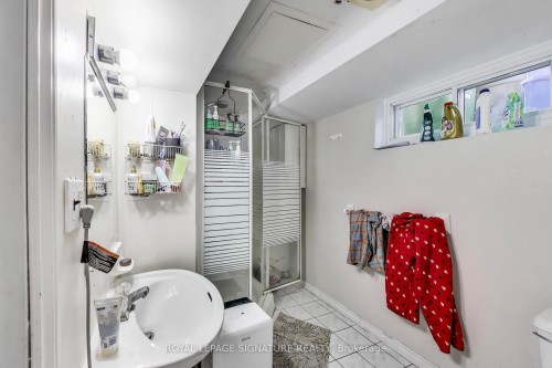 68 Harold Court, Hamilton, ON - Indoor Photo Showing Bathroom