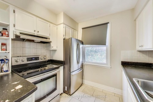 68 Harold Court, Hamilton, ON - Indoor Photo Showing Kitchen