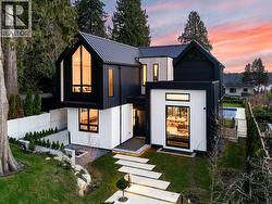 1066 FULTON AVENUE  West Vancouver, BC V7T 1N2