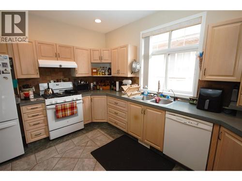 189 Willows Place, Oliver, BC - Indoor Photo Showing Kitchen With Double Sink