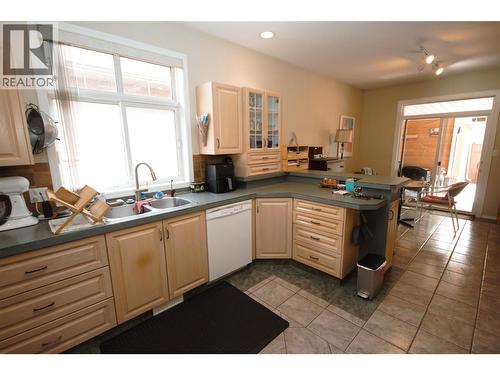 189 Willows Place, Oliver, BC - Indoor Photo Showing Kitchen With Double Sink