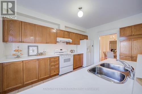 108 - 190 Harding Boulevard W, Richmond Hill, ON - Indoor Photo Showing Kitchen With Double Sink