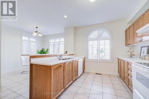 108 - 190 Harding Boulevard W, Richmond Hill, ON - Indoor Photo Showing Kitchen With Double Sink