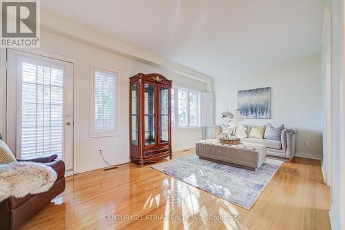 Living Room - 108 - 190 Harding Boulevard W, Richmond Hill, ON - Indoor Photo Showing Living Room