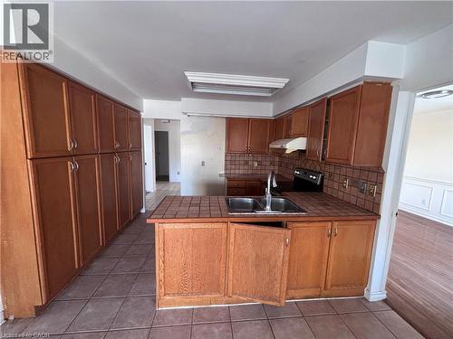 15 Strada Boulevard, St. Catharines, ON - Indoor Photo Showing Kitchen With Double Sink