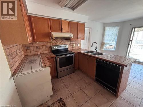 15 Strada Boulevard, St. Catharines, ON - Indoor Photo Showing Kitchen With Double Sink