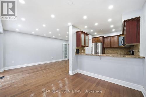116 - 1538 Lancaster Drive, Oakville, ON - Indoor Photo Showing Kitchen