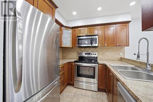 116 - 1538 Lancaster Drive, Oakville, ON - Indoor Photo Showing Kitchen With Double Sink