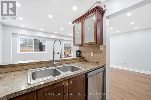 116 - 1538 Lancaster Drive, Oakville, ON - Indoor Photo Showing Kitchen With Double Sink