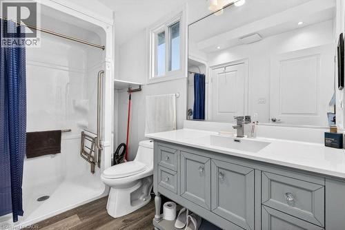 710 Rennie Street, Hamilton, ON - Indoor Photo Showing Bathroom