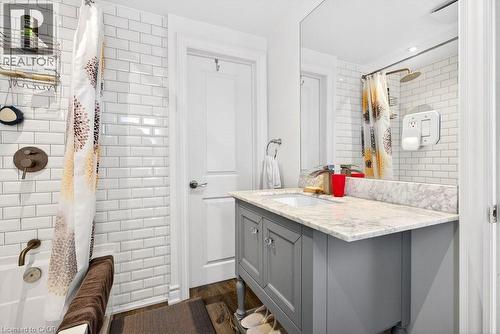710 Rennie Street, Hamilton, ON - Indoor Photo Showing Bathroom