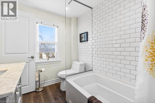 710 Rennie Street, Hamilton, ON - Indoor Photo Showing Bathroom