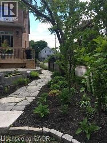 Stone pathways - 124 Allen Street E, Waterloo, ON - Outdoor