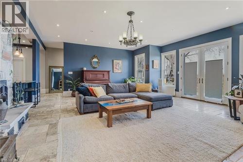957 Beach Boulevard, Hamilton, ON - Indoor Photo Showing Living Room