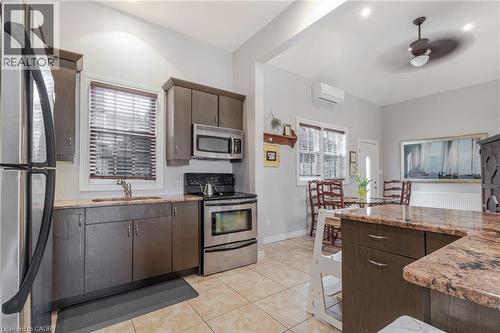 957 Beach Boulevard, Hamilton, ON - Indoor Photo Showing Kitchen
