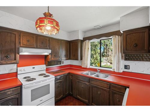8841 Delmonte Crescent, Delta, BC - Indoor Photo Showing Kitchen With Double Sink