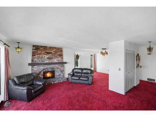 8841 Delmonte Crescent, Delta, BC - Indoor Photo Showing Living Room With Fireplace