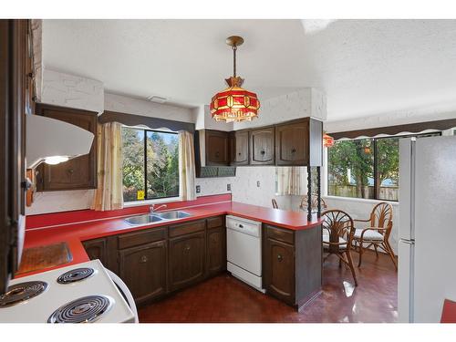 8841 Delmonte Crescent, Delta, BC - Indoor Photo Showing Kitchen With Double Sink