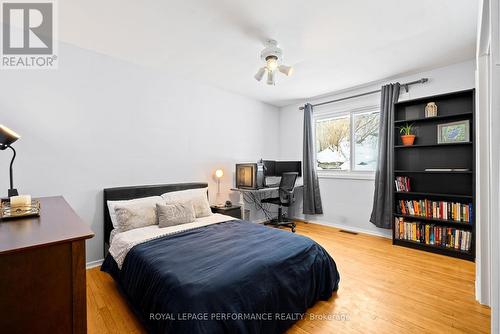 1430 Edgecliffe Avenue, Ottawa, ON - Indoor Photo Showing Bedroom