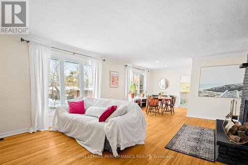 Large and bright living - 1430 Edgecliffe Avenue, Ottawa, ON - Indoor
