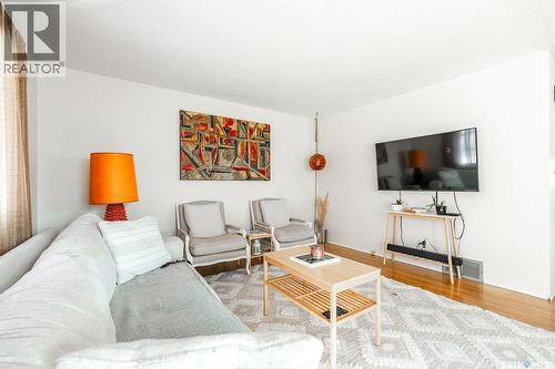 724 M Avenue S, Saskatoon, SK - Indoor Photo Showing Living Room