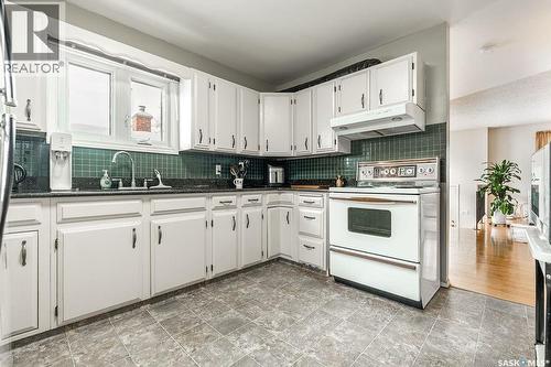 724 M Avenue S, Saskatoon, SK - Indoor Photo Showing Kitchen