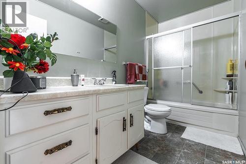 724 M Avenue S, Saskatoon, SK - Indoor Photo Showing Bathroom