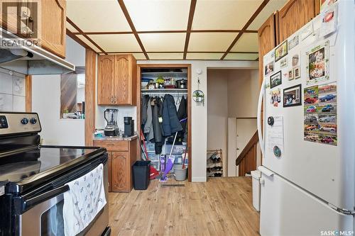 100 Cruise Street, Saskatoon, SK - Indoor Photo Showing Kitchen