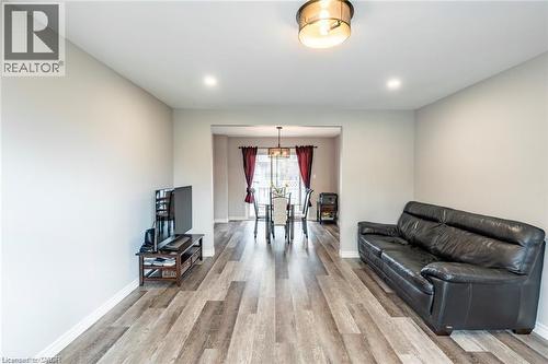Living room with light wood-style floors and baseboards - 72 Ingleside Drive Unit# Upper, Kitchener, ON - Indoor