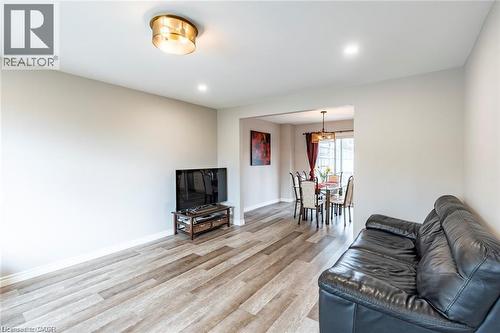 Living area featuring light wood finished floors and baseboards - 72 Ingleside Drive Unit# Upper, Kitchener, ON - Indoor Photo Showing Living Room