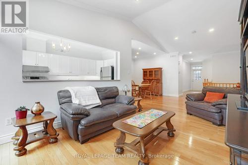 114 Bartlett Private, Ottawa, ON - Indoor Photo Showing Living Room