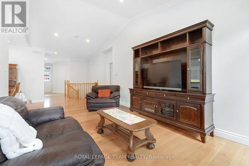 114 Bartlett Private, Ottawa, ON - Indoor Photo Showing Living Room