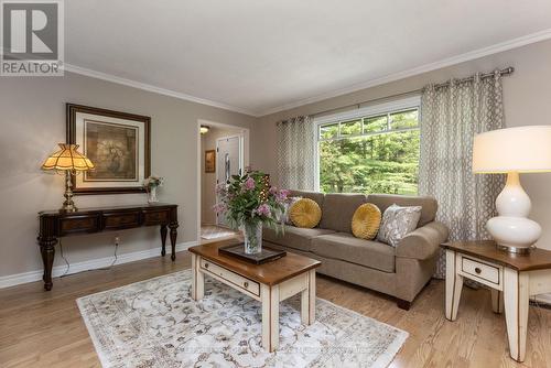 43 Maple St, Seguin, ON - Indoor Photo Showing Living Room