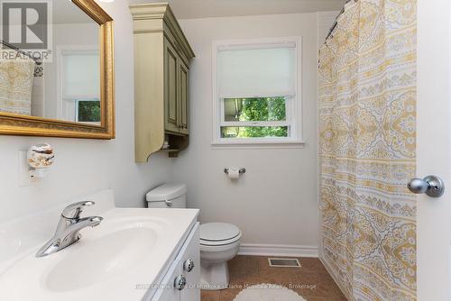 43 Maple St, Seguin, ON - Indoor Photo Showing Bathroom