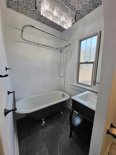 422 Burrows Ave, Winnipeg, MB 