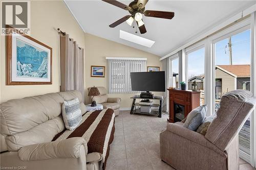 87 Lakeshore Road, Haldimand, ON - Indoor Photo Showing Living Room