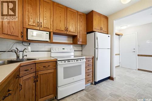 1615 23Rd Avenue, Regina, SK - Indoor Photo Showing Kitchen With Double Sink