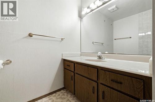 1615 23Rd Avenue, Regina, SK - Indoor Photo Showing Bathroom