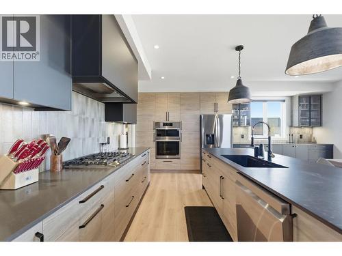 940 Bull Crescent, Kelowna, BC - Indoor Photo Showing Kitchen With Stainless Steel Kitchen With Upgraded Kitchen