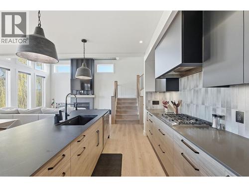 940 Bull Crescent, Kelowna, BC - Indoor Photo Showing Kitchen With Upgraded Kitchen