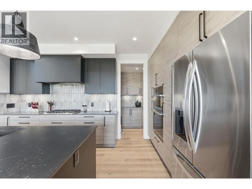 940 Bull Crescent, Kelowna, BC - Indoor Photo Showing Kitchen With Stainless Steel Kitchen With Upgraded Kitchen