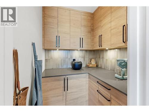 940 Bull Crescent, Kelowna, BC - Indoor Photo Showing Kitchen