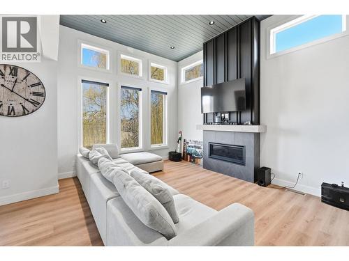 940 Bull Crescent, Kelowna, BC - Indoor Photo Showing Living Room With Fireplace